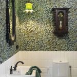 zielona tapeta w łazience