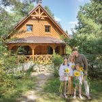 drewniany dom pod miastem