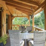 drewniany dom pod miastem