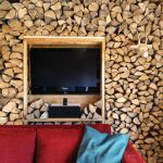 ściana tv z drewna