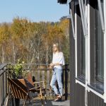 dom skandynawski salon i schody taras
