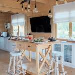 wyspa drewniana w kuchni