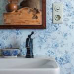 błękitna tapeta w łazience