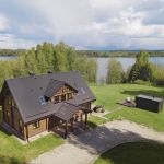 drewniane siedlisko nad jeziorem