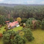 elewacja domu z czerwonym dachem