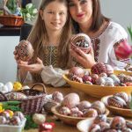 Pisanki woskiem malowane artystka z córką