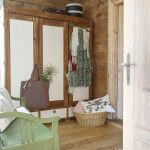 stary drewniany dom w stylu rustykalnym