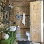 stary drewniany dom w stylu rustykalnym