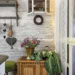 stary drewniany dom w stylu rustykalnym