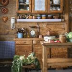 stary drewniany dom w stylu rustykalnym