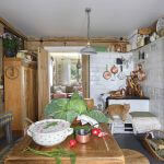 stary drewniany dom w stylu rustykalnym