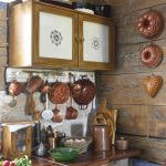 stary drewniany dom w stylu rustykalnym