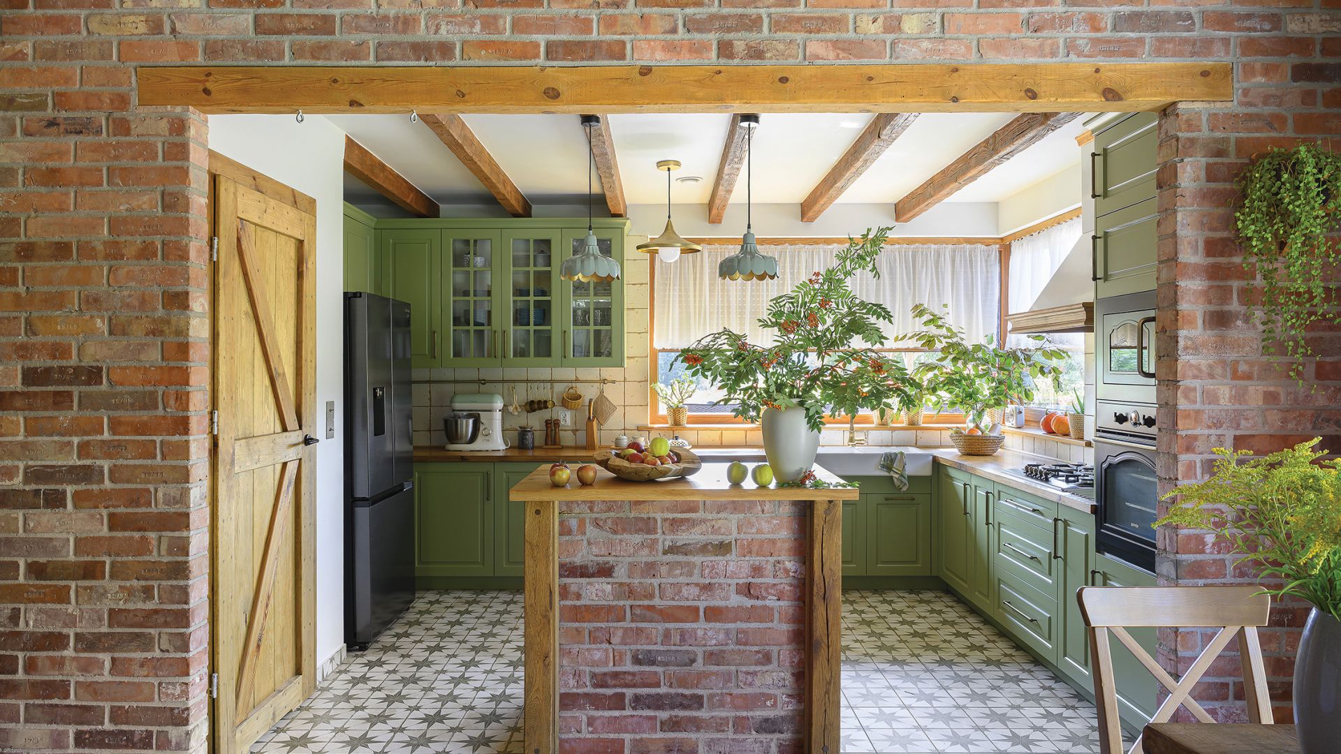 Przepiękny dom z własną furtką do lasu. A w środku idealne połączenie drewna i cegły z własnoręcznie robionymi meblami i dodatkami.