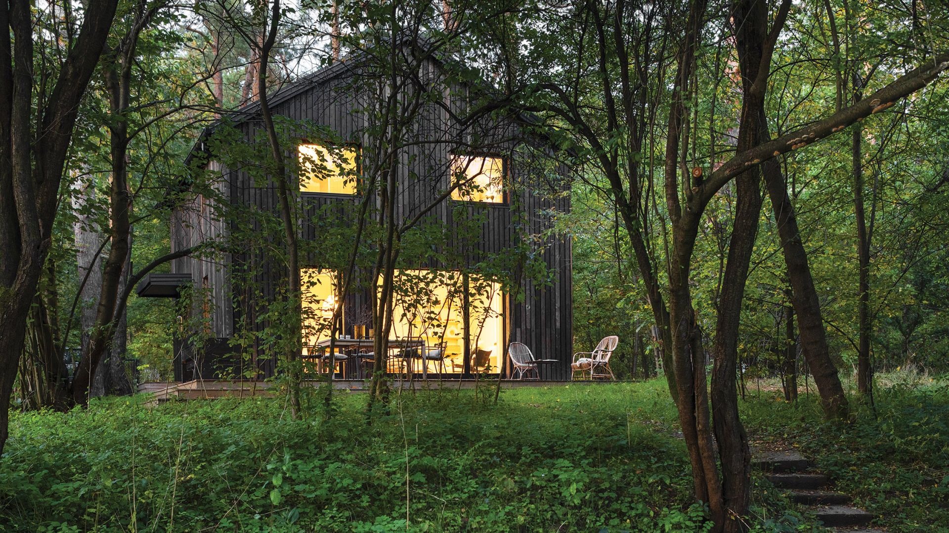 Drewniany dom nad Liwcem inspirowany polskimi chatami z Kociewia i Kaszub