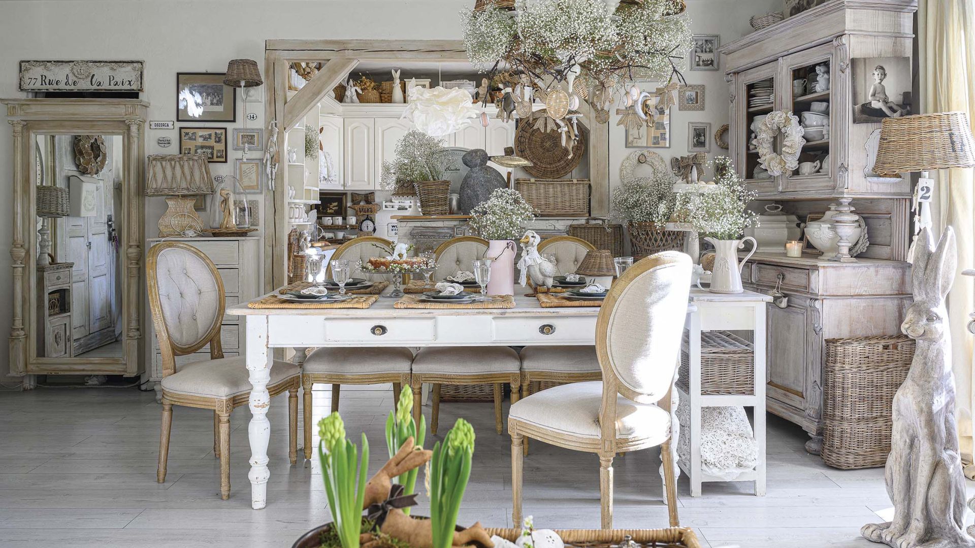 Zamieniła blok w wiejski raj. Efekt? Trudno uwierzyć, że to mieszkanie w mieście