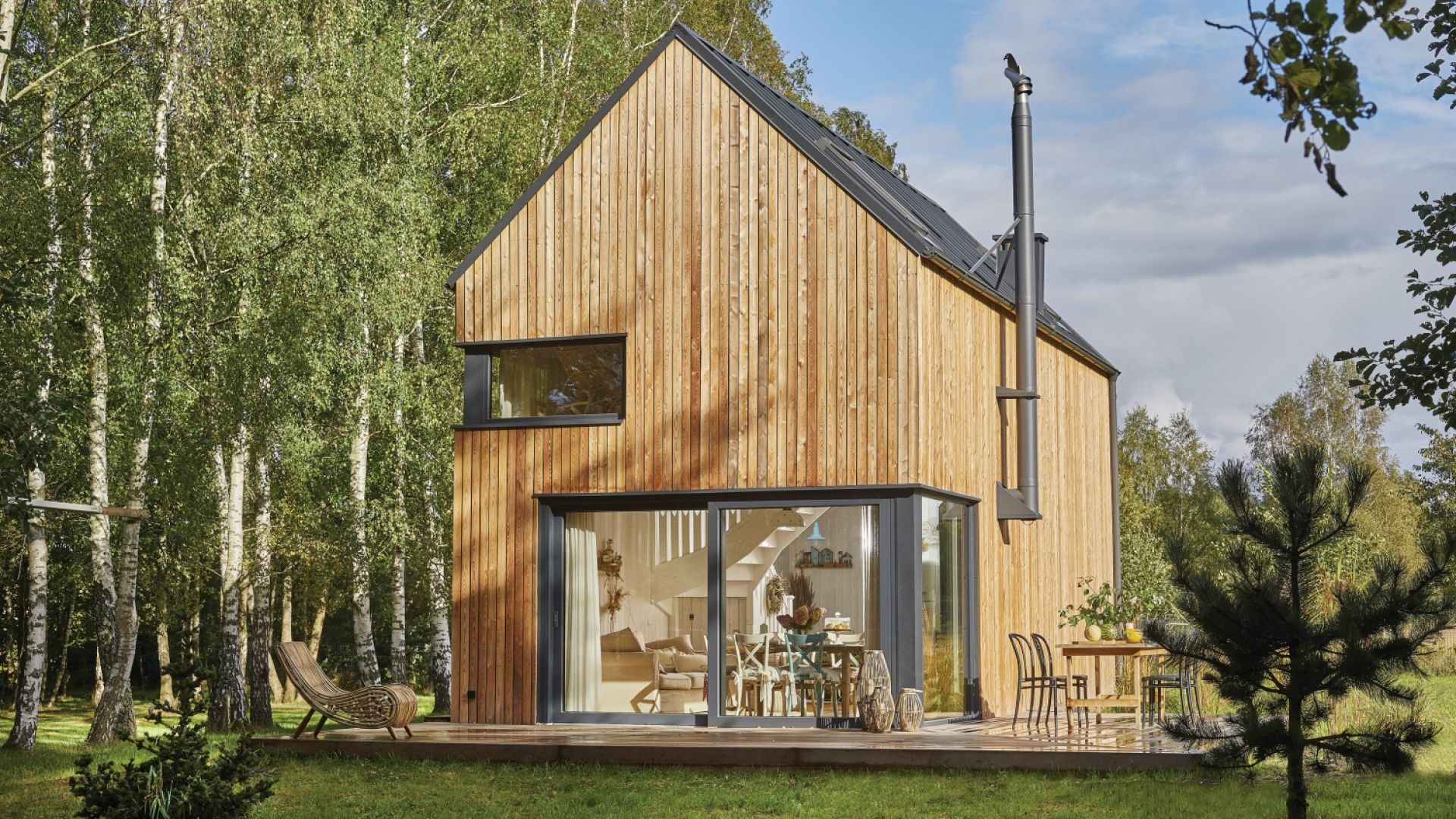 Domek marynarza jak nowoczesna stodoła. Zobacz, jak przytulnie urządzić współczesne siedlisko