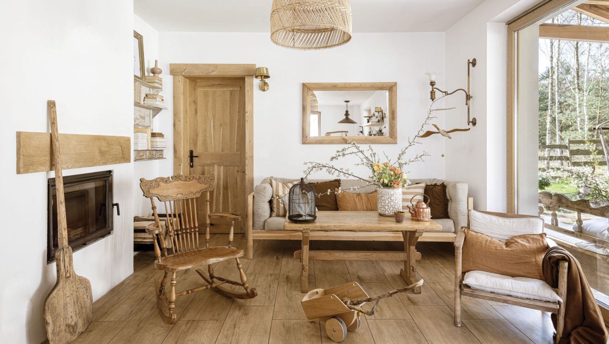 drewniana ława w rustykalnym salonie