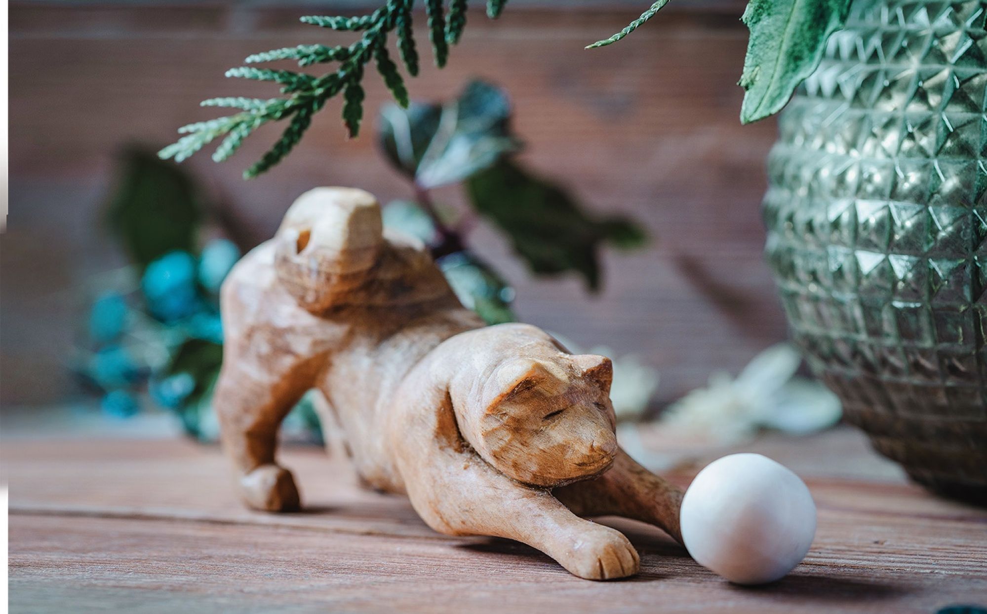 Rzeźby z drewna kot z kłębkiem