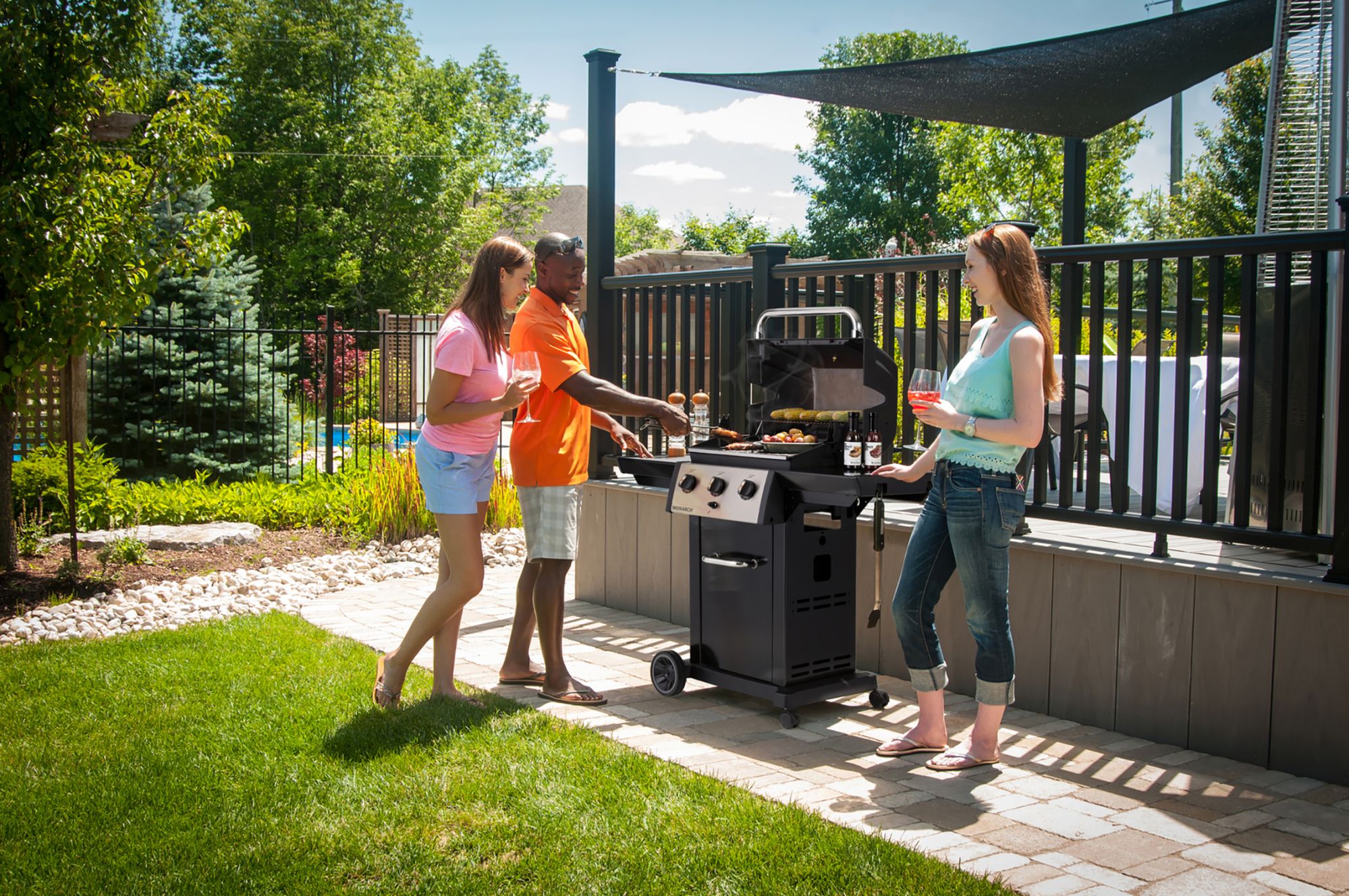 Przenośny grill gazowy Broil King w ogrodzie
