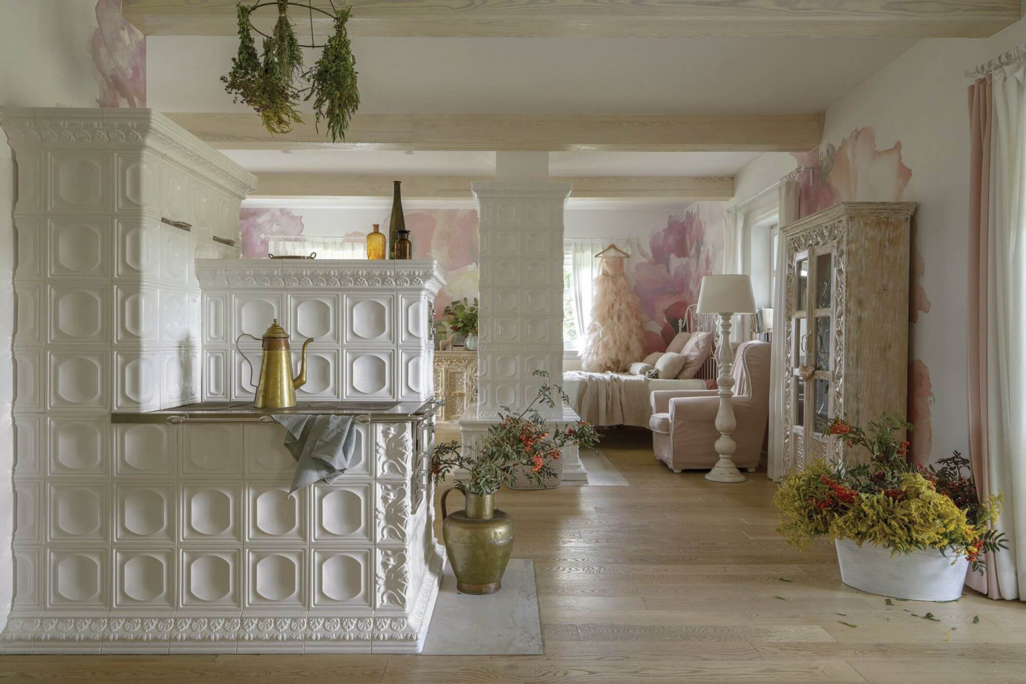Podlaska chata w pastelach salon