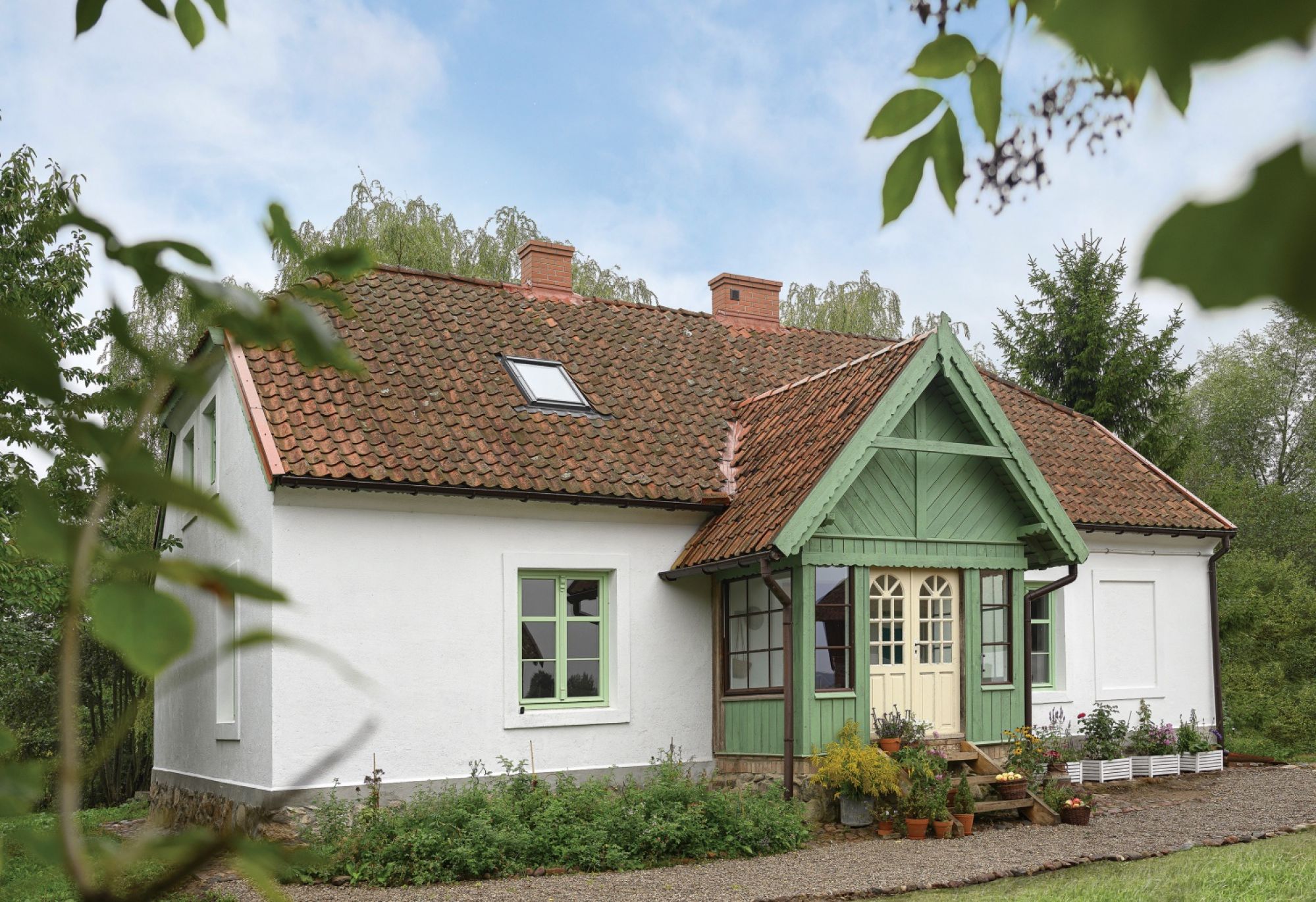 Mazurska arkadia z zielonym gankiem dom z zewnątrz