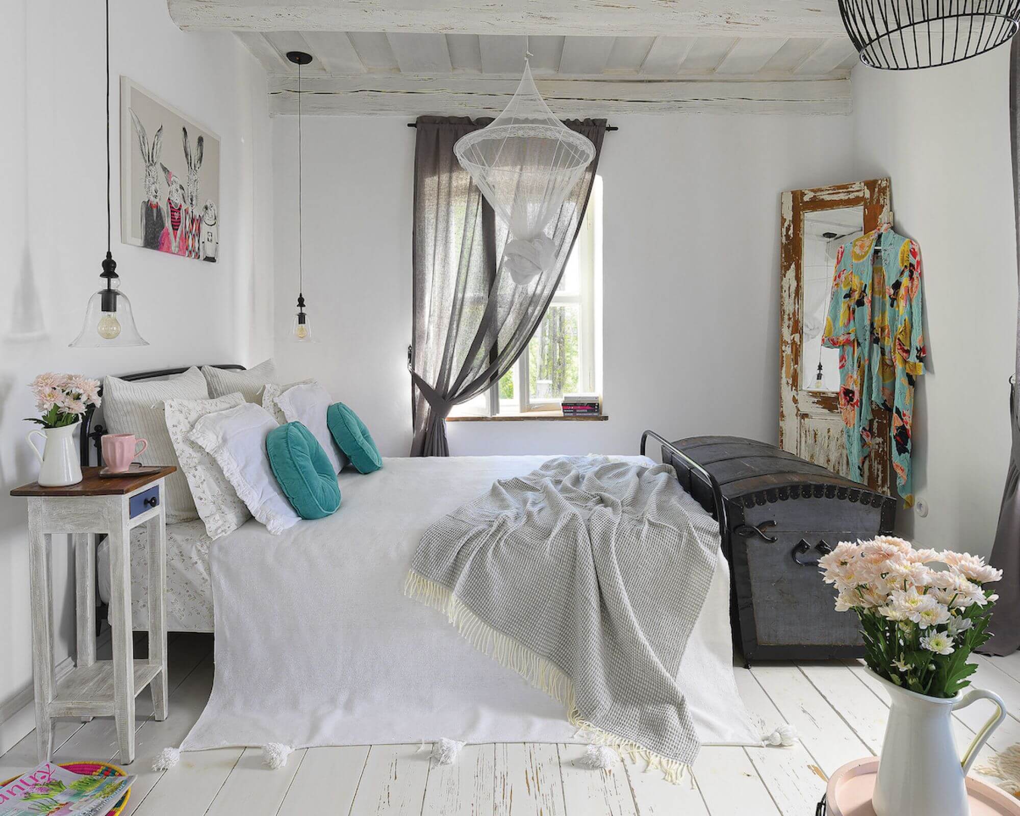 W starym ceglanym domu: piece kaflowe, bielona podłoga i antyki