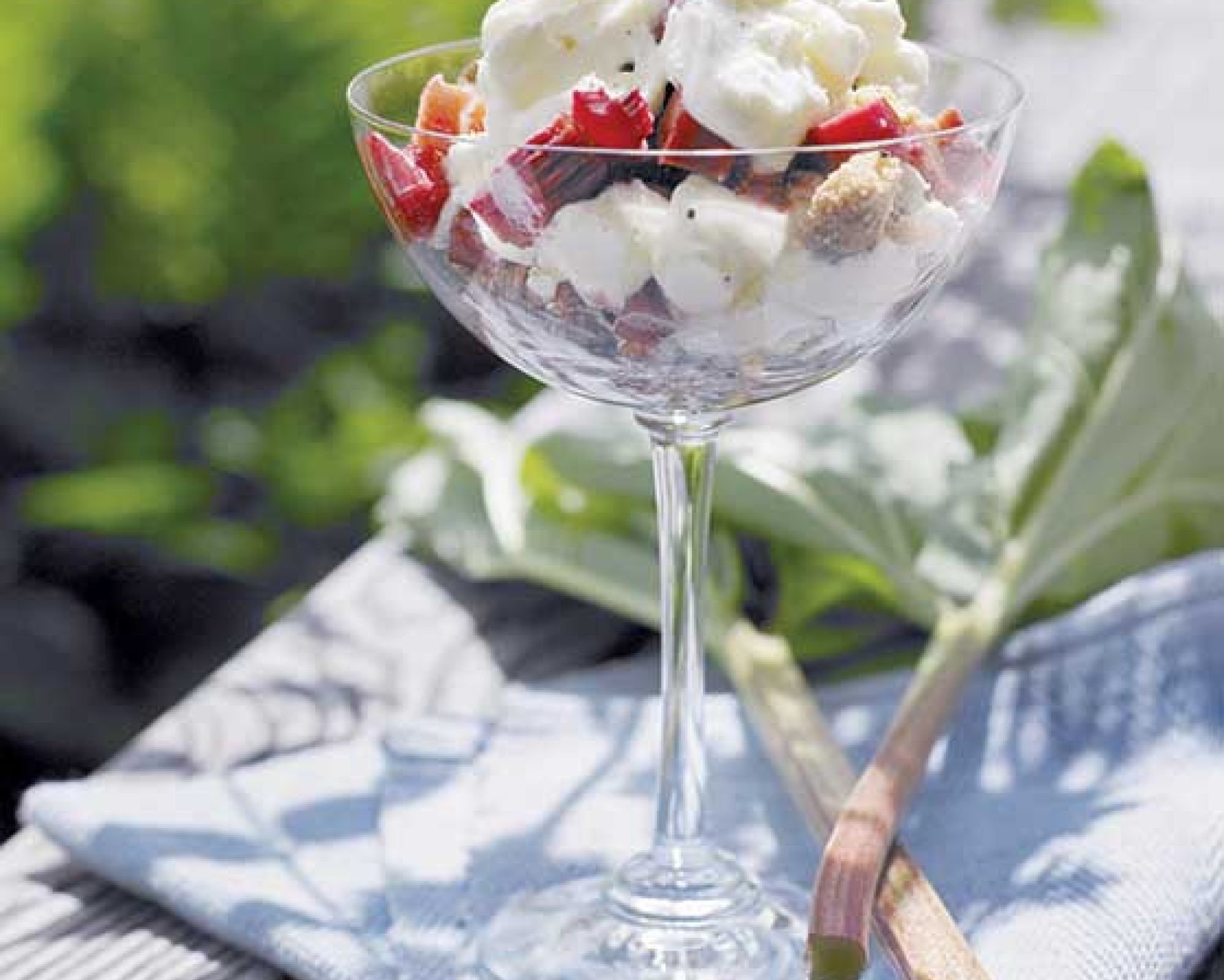 Różany Eton Mess z rabarbarem