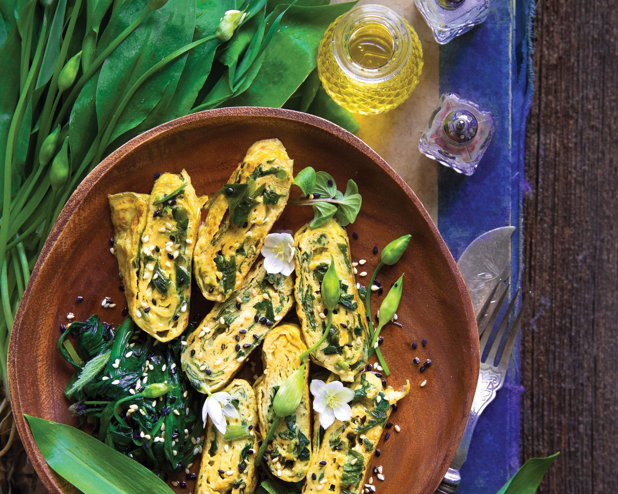 Przepisy na pesto z czosnku niedźwiedziego i inne aromatyczne dania z tym wyjątkowym ziołem. Wypróbuj go w kuchni, bo pysznie smakuje