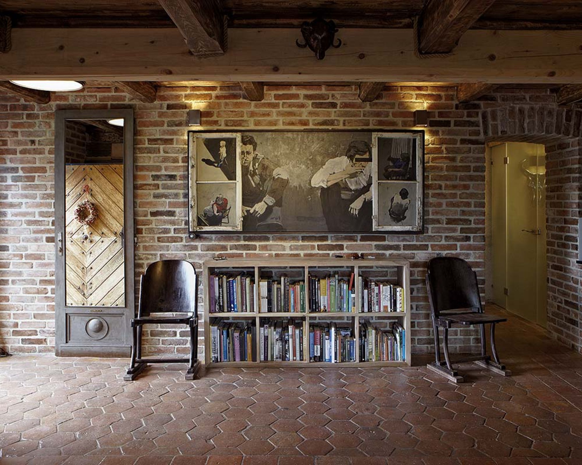 Tak mieszkają artyści: stuletnia wiejska chata z loftowym klimatem