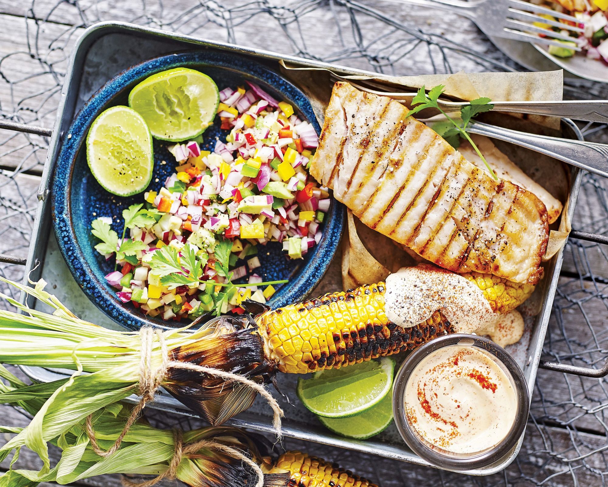 Coś więcej niż karkówka i kiełbaski: przepisy na aromatyczne ryby, mięsa i owoce z grilla