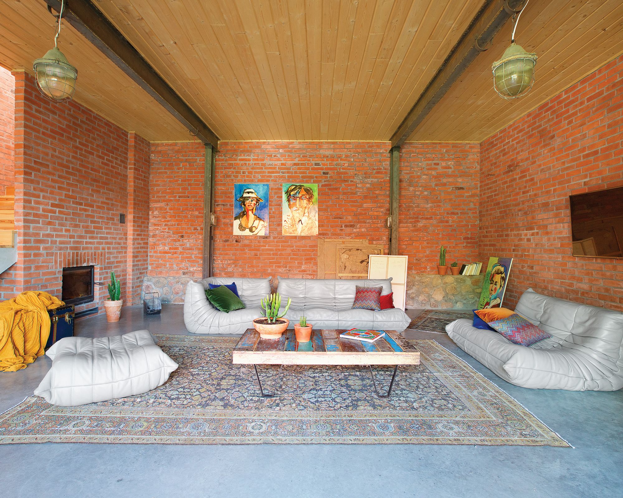 Stare wnętrze, nowoczesny design. Oborę z cegieł zamienili w przestronny loft