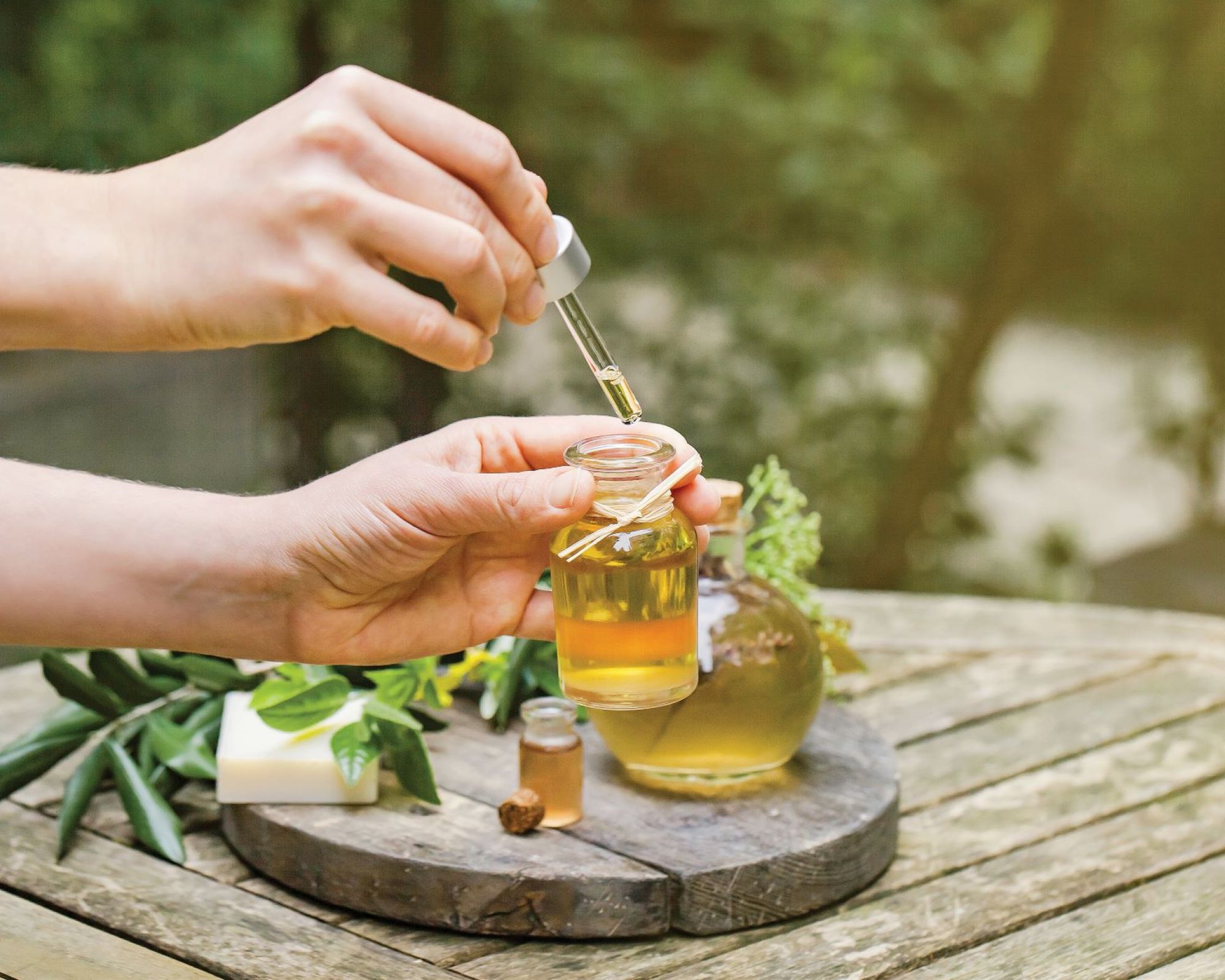 Olejowanie włosów i skóry działa na nie jak magiczny balsam! Zobacz, jak wykorzystać naturalne olejki do codziennej pielęgnacji