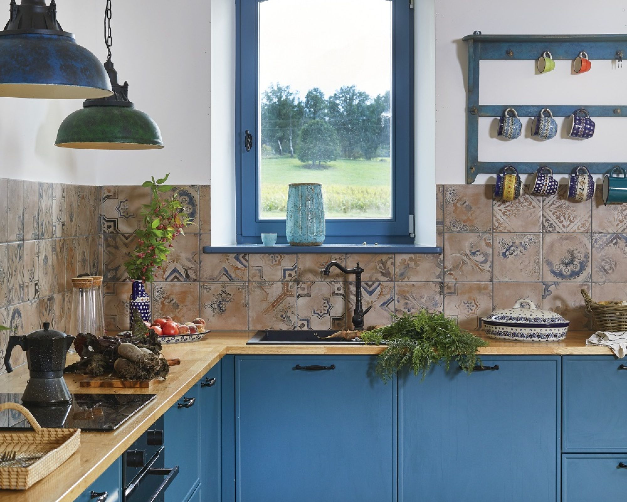 Niebieska kuchnia w stylu country – zobacz 10 inspiracji, jak ją zaaranżować