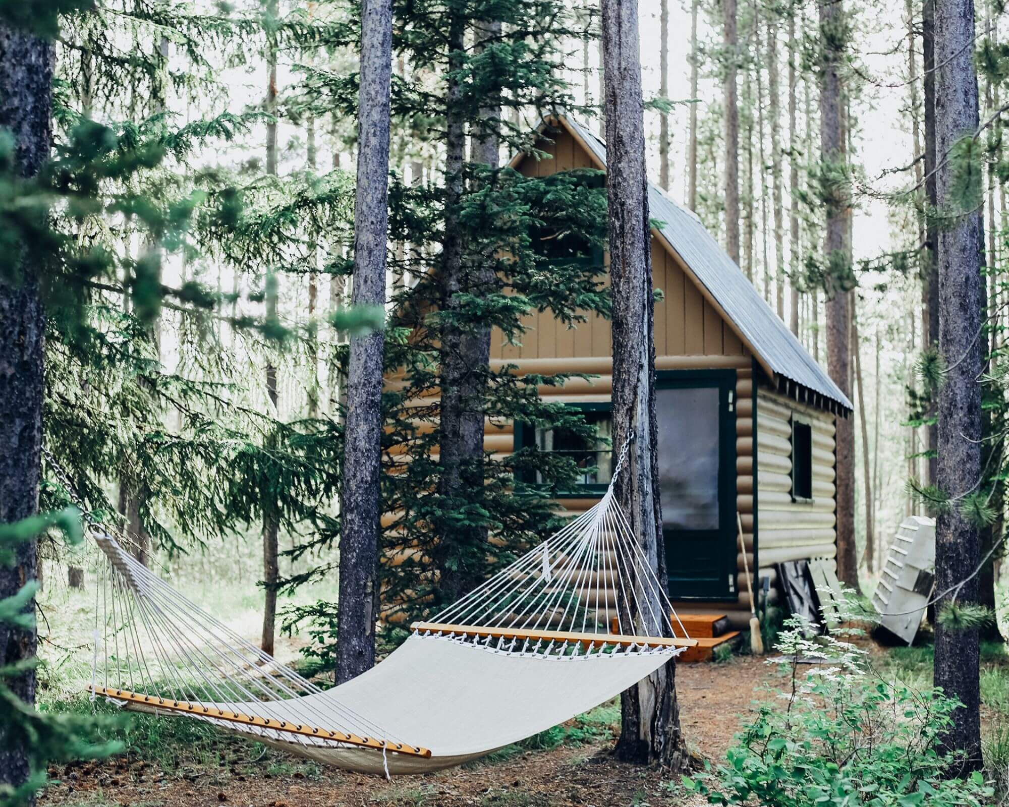 Jak urządzić domek letniskowy - ciekawe inspiracje na aranżację wnętrz i ogrodu