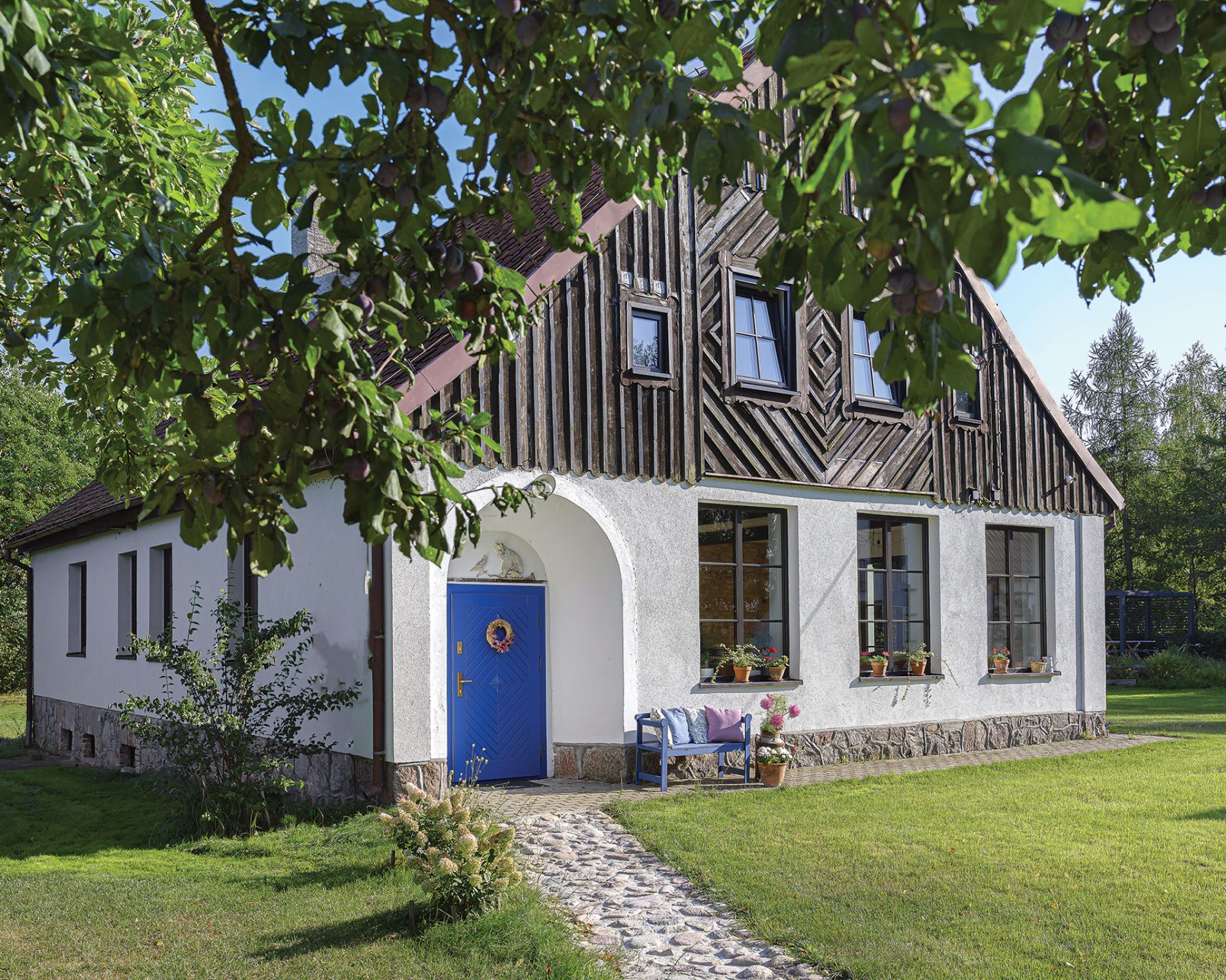 Stara szkoła zamieniona w przytulne, rustykalne siedlisko