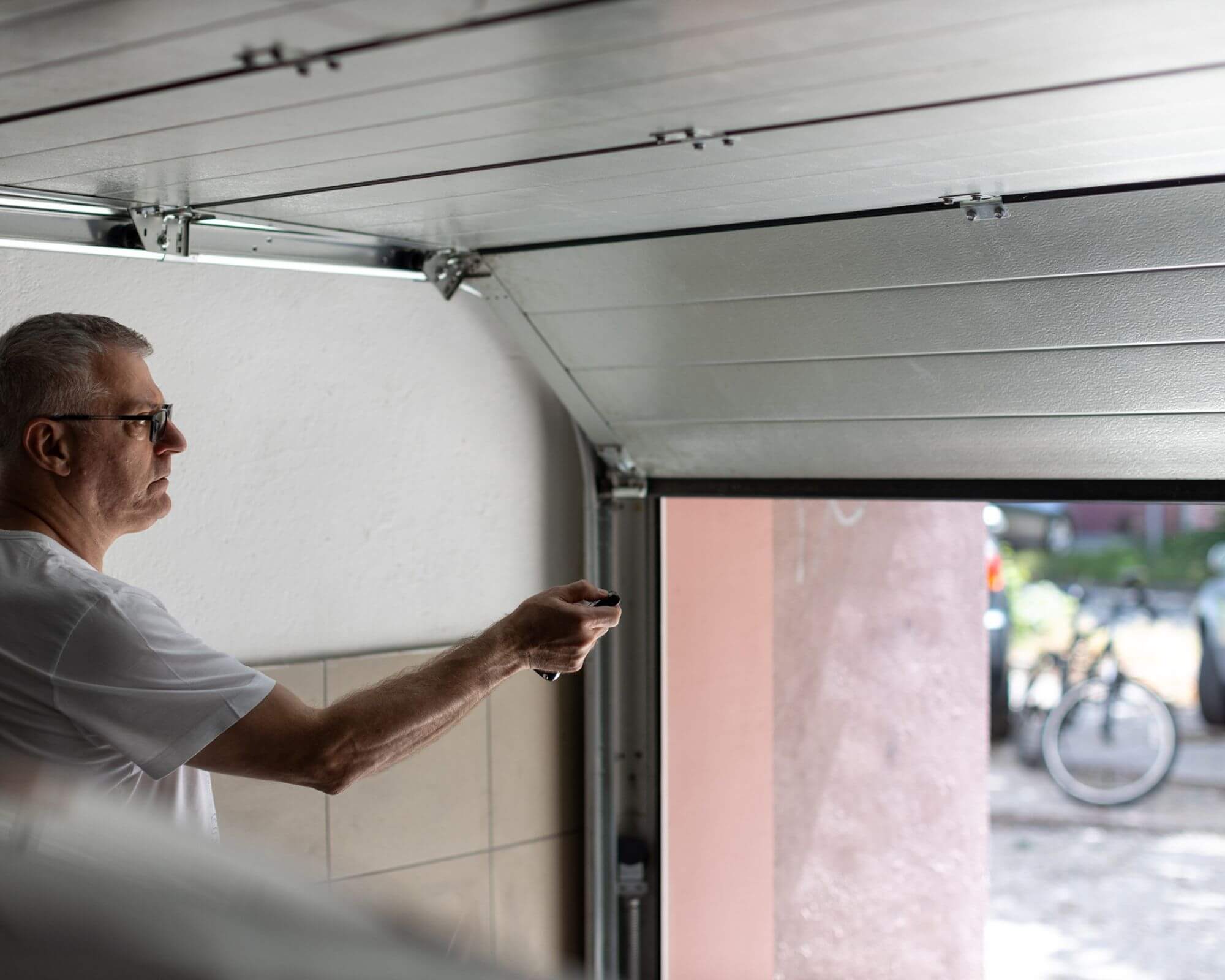 Bezpieczny garaż, spokojny dom. Jakie zabezpieczenia powinna mieć nowoczesna brama?