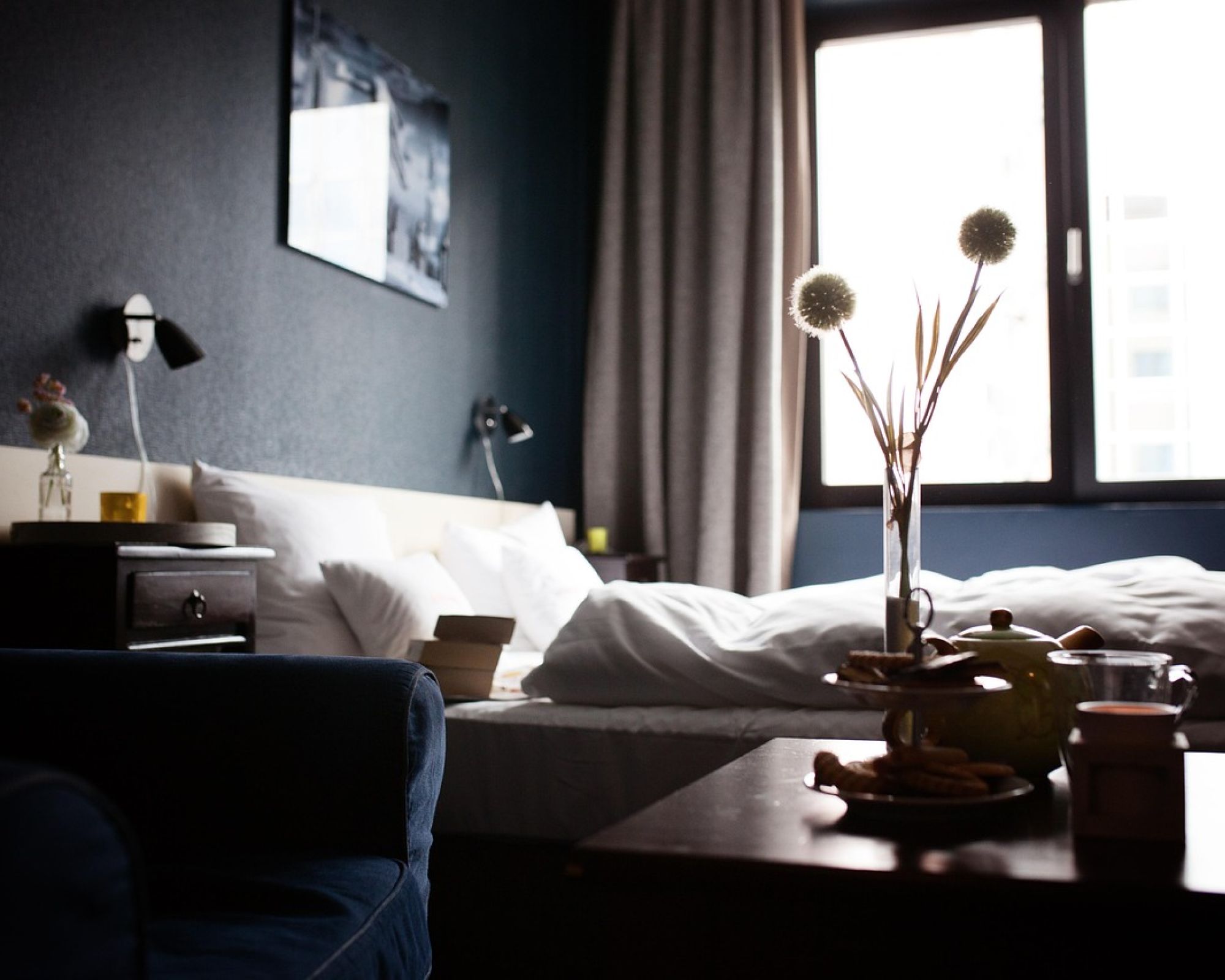 Łóżko tapicerowane - czy warto wybrać do nowoczesnej sypialni?