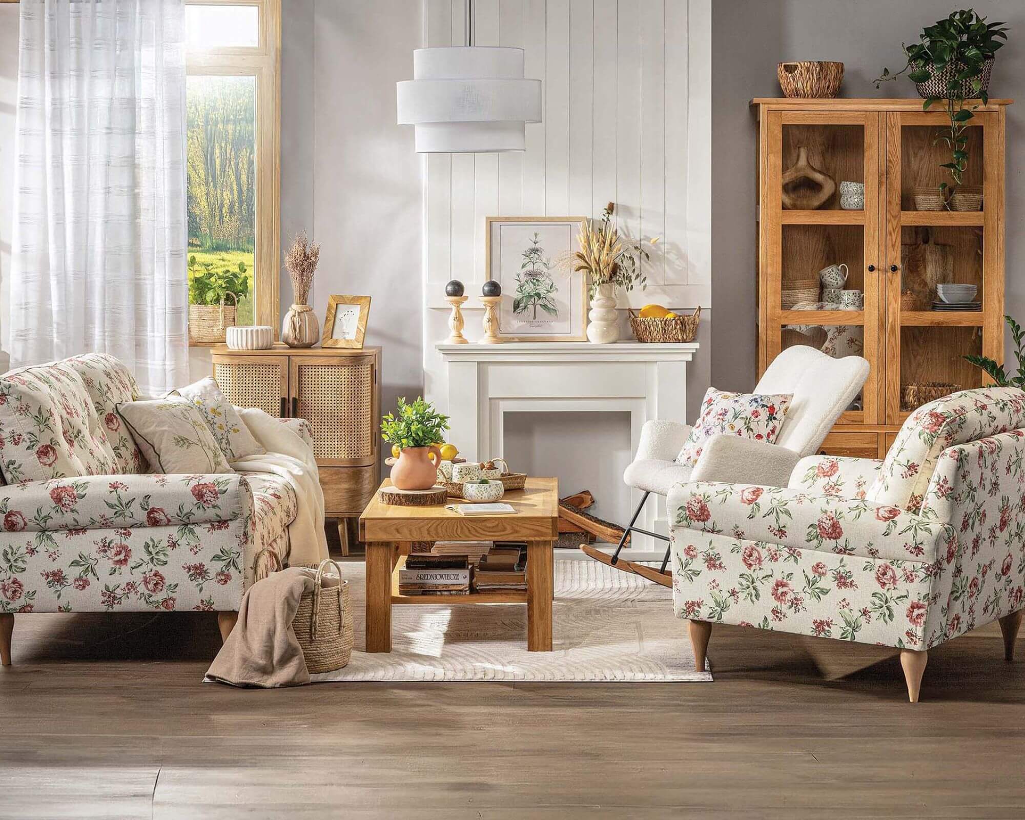 Sofa marzeń: w róże, w skórze czy jak puzzle? Przewodnik bez nudy dla salonu rustykalnego