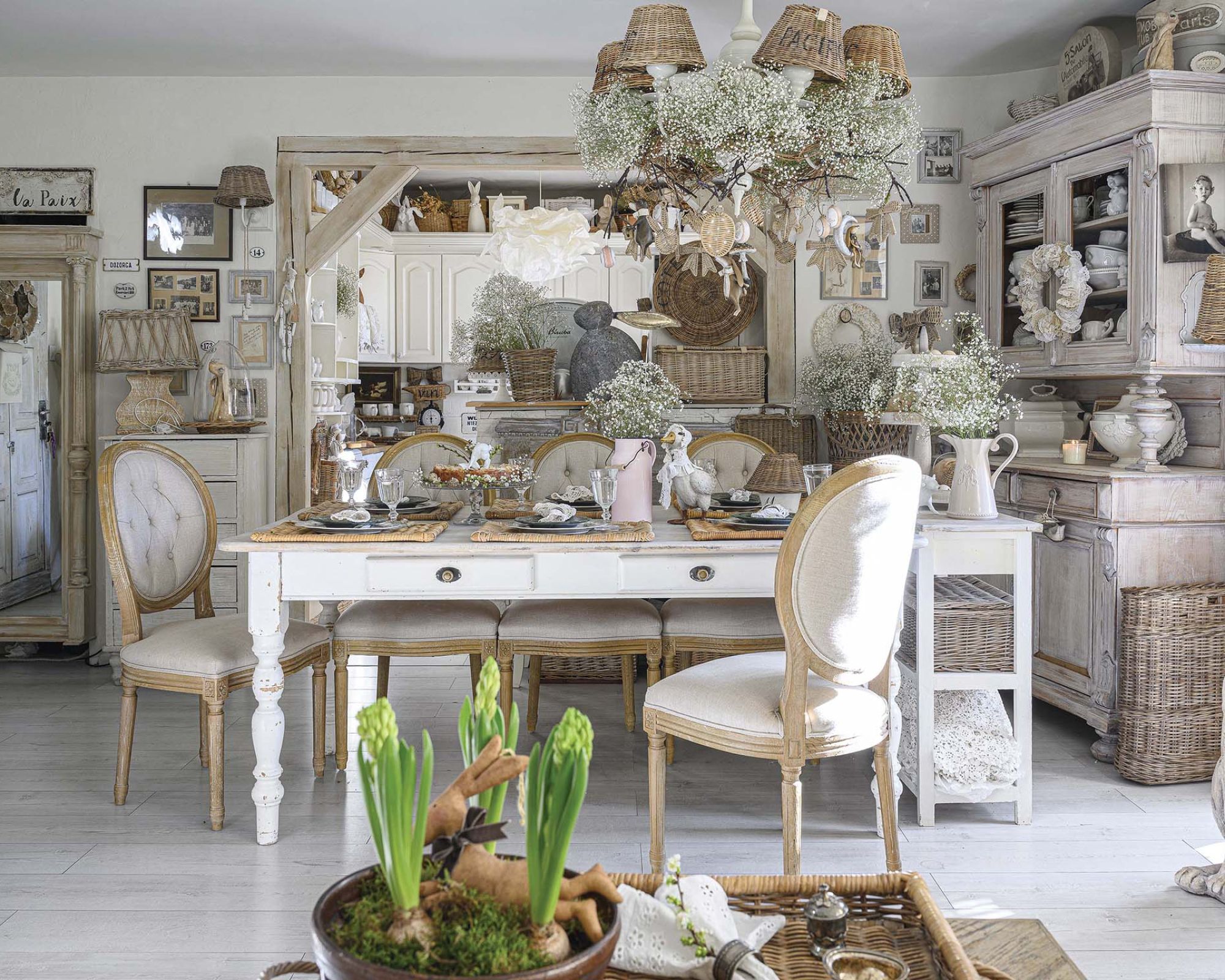 Zamieniła blok w wiejski raj. Efekt? Trudno uwierzyć, że to mieszkanie w mieście