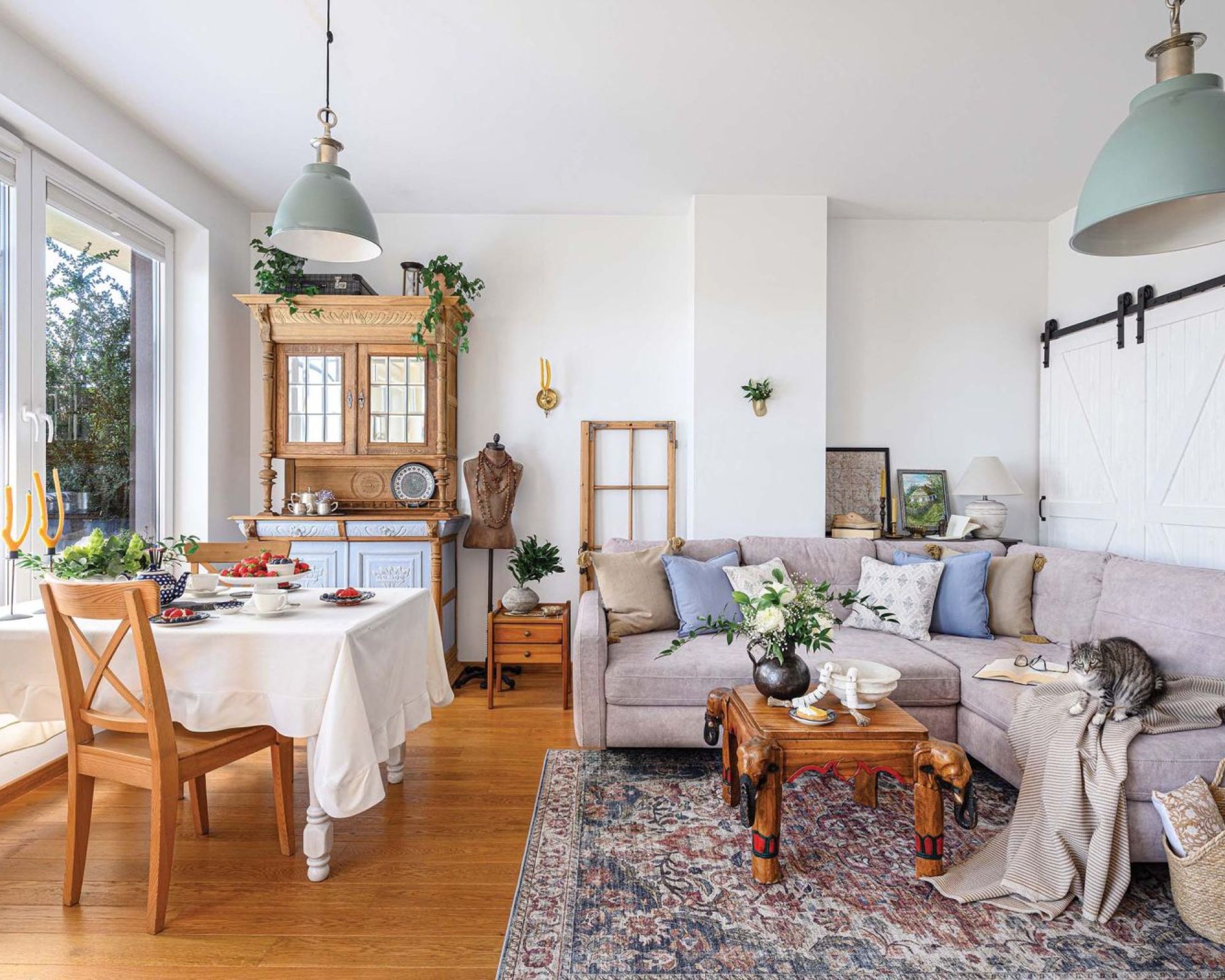 Salon w stylu prowansalskim – jak połączyć styl rustykalny z klasycznym? Inspiracje i pomysły