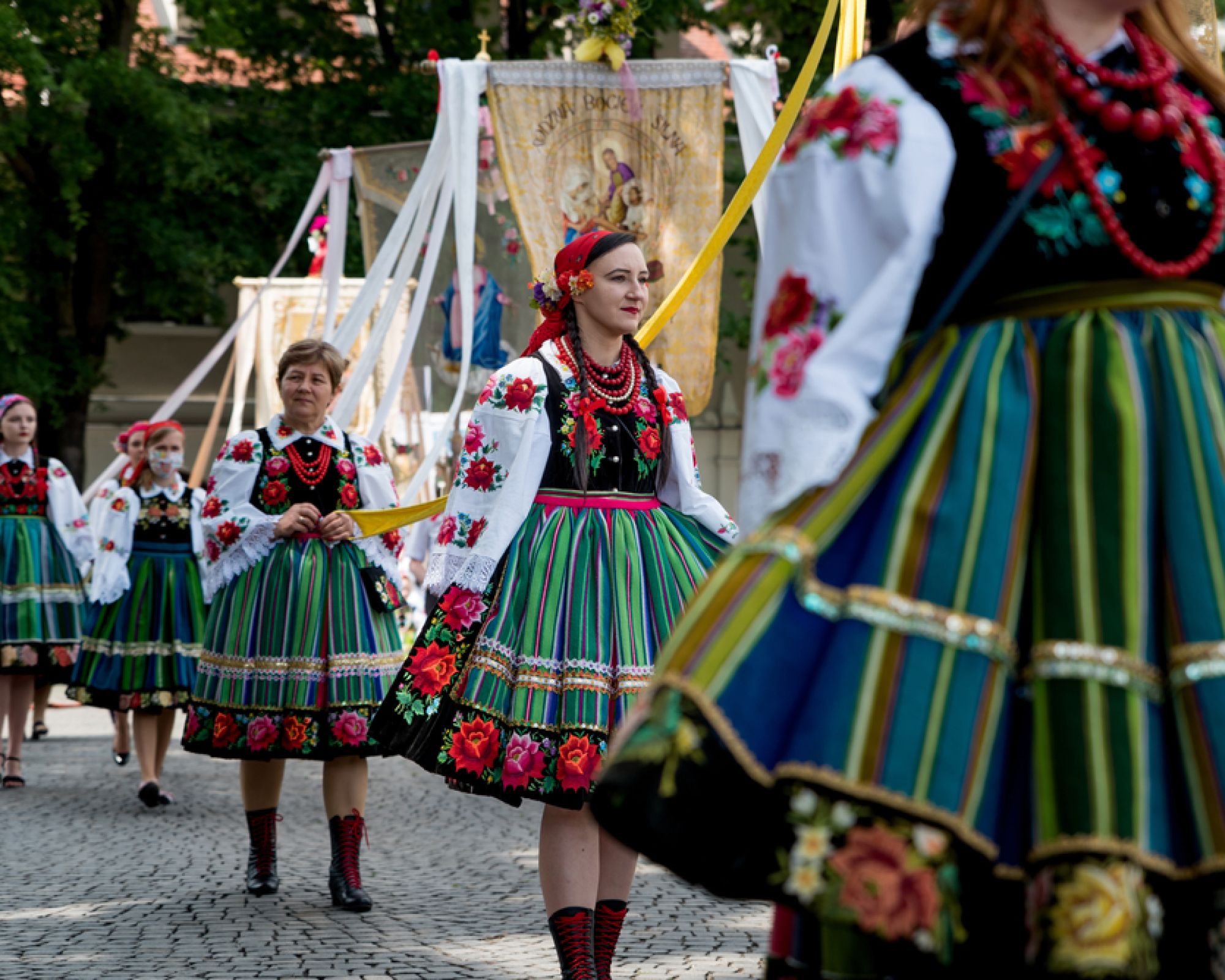 Wianki w oborze i zapach prochu. Zapomniane, skrajne tradycje polskiego Bożego Ciała!