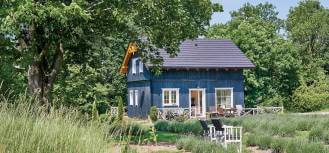 niebieski dom w stylu norweskim