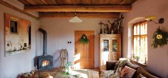 Mazury: stara chata za wsią salon w stylu wiejskim