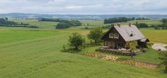 Nowy dom, który wygląda jak stara chata, urządzony drewnem i jasnymi kolorami. Zobaczcie współczesną odsłonę stylu rustykalnego Nowy dom jak stara chata