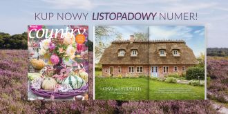 Okładka wrześniowego numeru „Weranda Country” oraz rozłożony magazyn z fotografią wiejskiego domu krytego strzechą, na tle wrzosowiska.