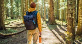 10 rzeczy, które warto zabrać na jesienną wyprawę za miasto – przegląd ubrań trekkingowych i przydatnych gadżetów