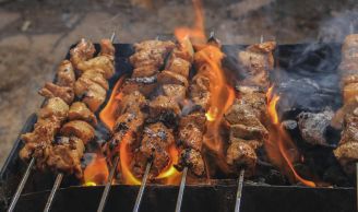 Grillowanie w rytmie natury: jak stworzyć rustykalną kuchnię pod chmurką grillowanie potraw