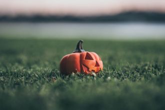 Skąd wziął się zwyczaj wycinania dyń na Halloween? Wszystko o Jack-o’-lantern jak wydrążyć dynię