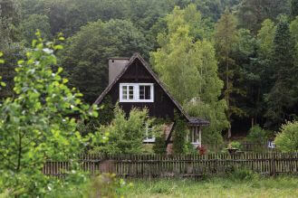 dom w lesie na mazurach