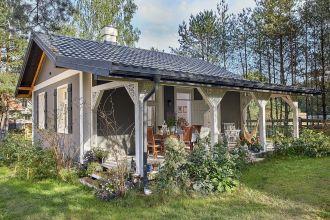 niebiesko biały domek rustykalny